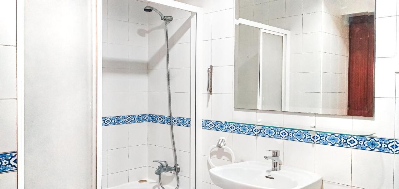Room In Malaga Center, Homestay "Window To Road" - Habitacion En Apartamento, Ventana A La Careterra! Εξωτερικό φωτογραφία